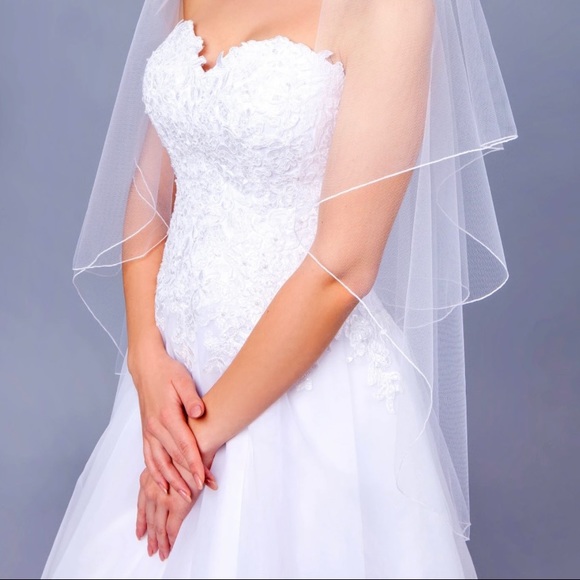 Fingertip Length Pencil Edge Bridal Veil - Picture 2 of 3
